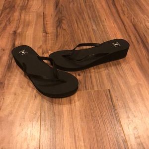 Black 1.5 inch heel flip flops